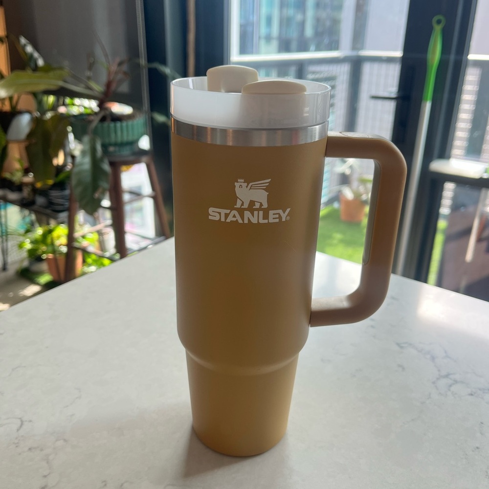 EUC Mustard Yellow Stanley Insulated Water Bottle w Lid and Handle No Straw 30oz